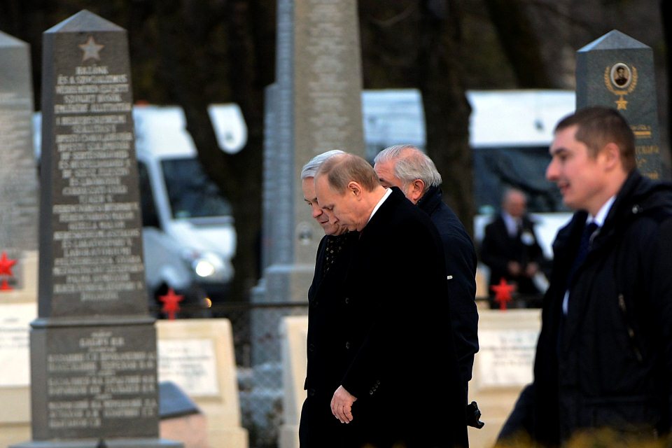 putyin a temetőben (putyin)