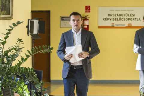 rogán a pékes egyeztetésen (rogán antal, )