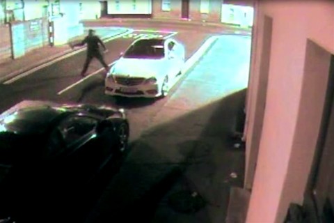 Bena-autofeltores(960x640).jpg (biztonsági kamera, autó feltörés, )