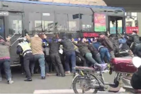 Buszemeles(960x640).jpg (kína, busz, mentés, )