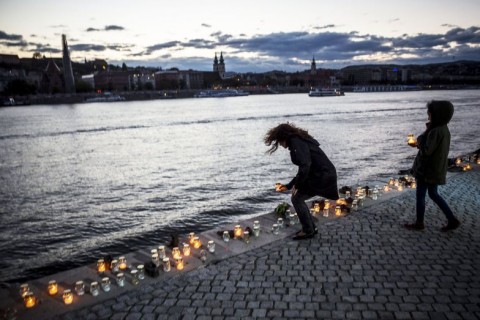 Cipők a Duna-parton (cipők a duna-parton, holokauszt emlékmű, )