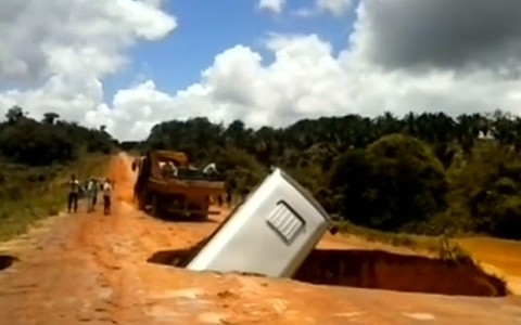 Elnylet busz (busz, út, víznyelő, )