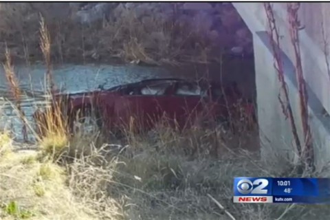 Folyoba-zuhant-auto(960x640).jpg (autó, folyó, baleset, )