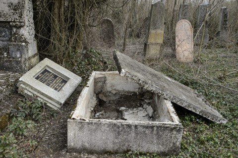 Gyöngyösi temetőrongálás (temető, sír, rongálás, gyöngyös, )