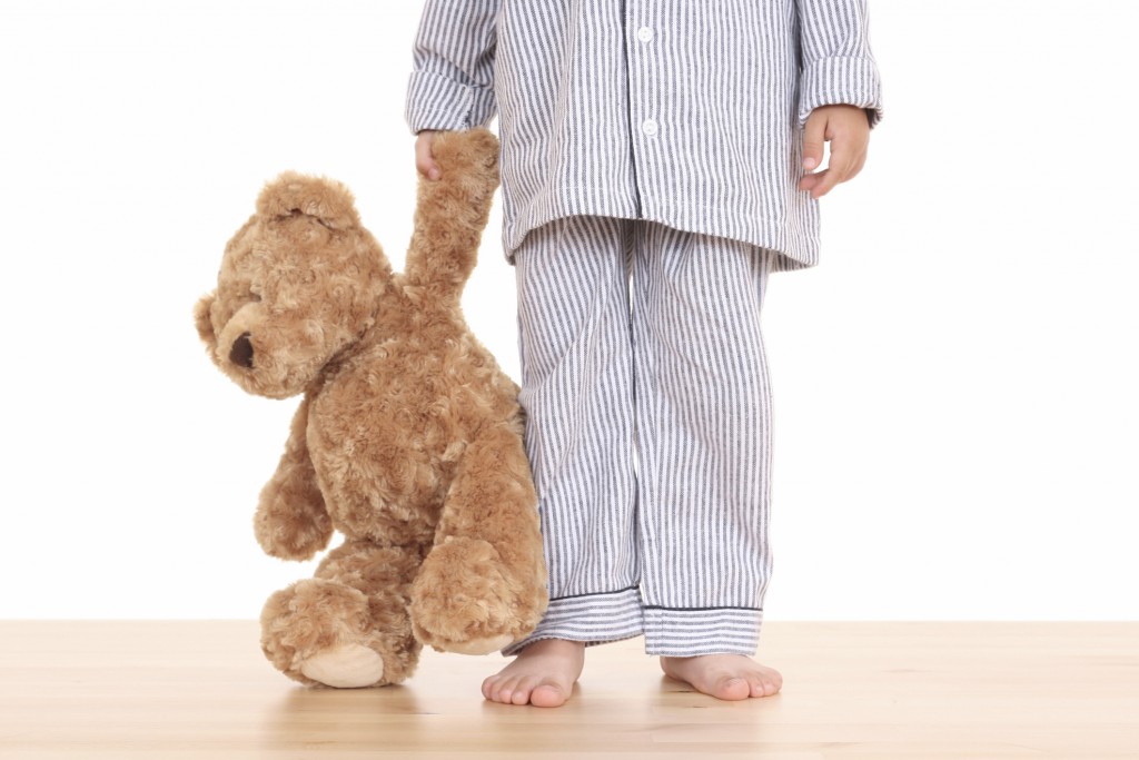 Pizsamás kisfiú (pizsama, kisfiú, plüssmaci, )