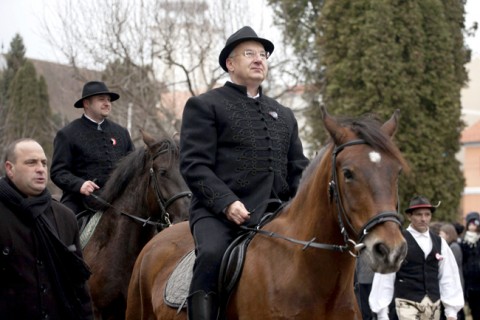 Semjén Zsolt lovagol (Semjén Zsolt lovagol, lóháton, Március 15)