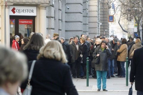 Sorban állnak a Quaestornál (quaestor, )