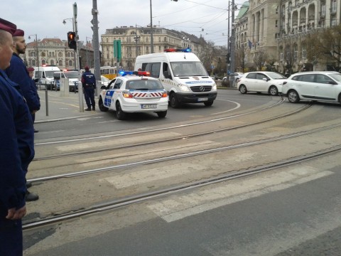 Szabadság híd - rendőrök (szabadság híd, tüntetés,)