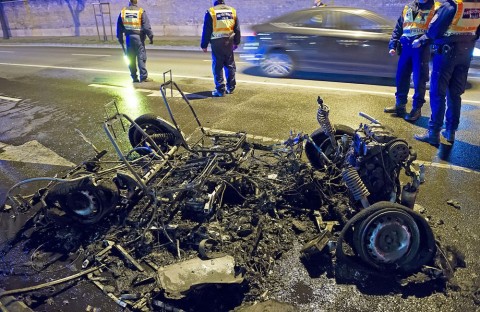 Szénné égett autó a Fiumei úton (kiégett autó, )