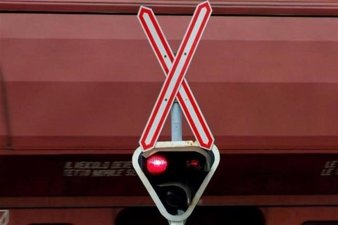 Tehervonat(1)(1)(960x640).jpg (tehervonat, vasúti átjáró, )