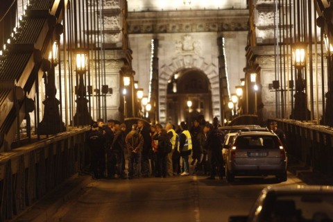 Tuntetes-a-Lanchidon(430x286).jpg (lánchíd, )