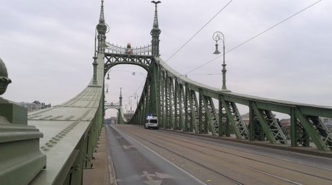 Üres Szabadság híd (szabadság híd, tüntetés, )