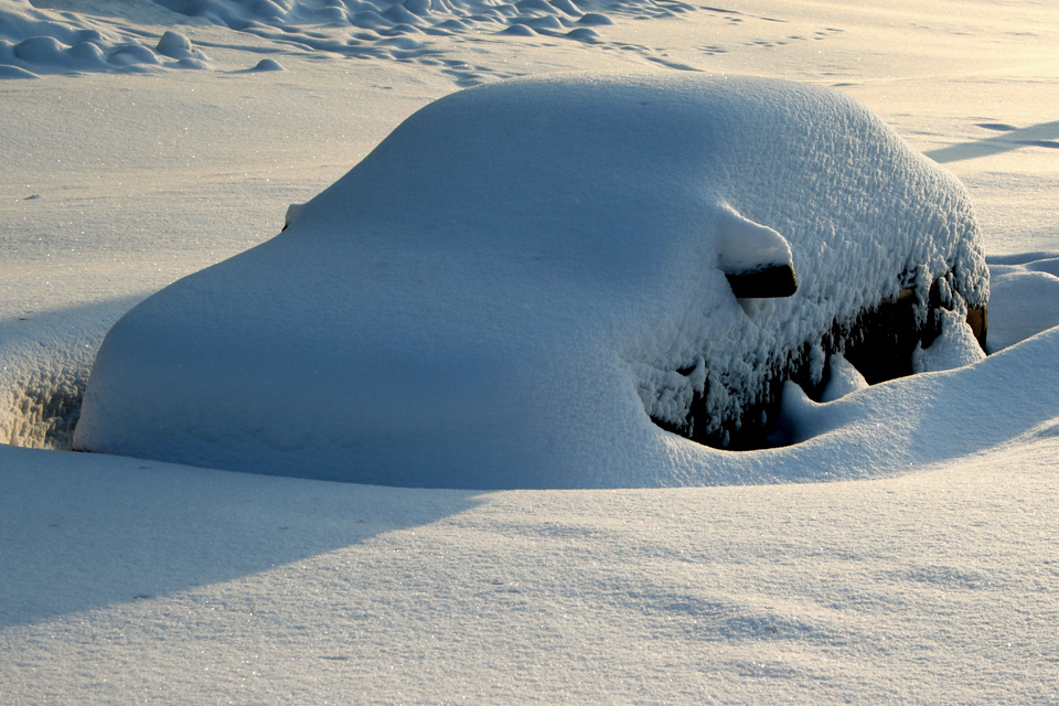 autó hó alatt (autó hó alatt)