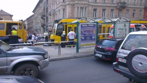 combino alá szorult nő (combino. baleset, 4-6-os villamos, combino alá szorult, )