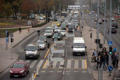 forgalom (forgalom, városi közlekedés, autók, járda, gyalogos, biciklis, )