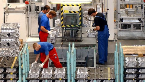 gyár dolgozói (gyár dolgozói, fémipar, bmw gyár, munkaerő)