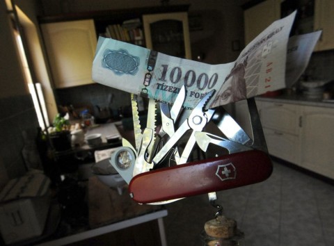 hitel (hitel, pénz, forint, bankjegy, svájci frank, bicska, )