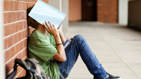 iskolás fiú (iskolás fiú, iskola, tanulás, gyerek, fiú, szomorú, depresszió, rossz kedv)