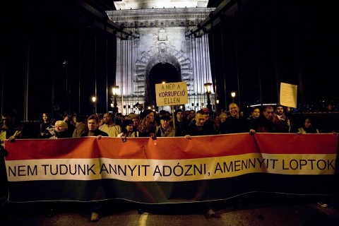 korrupcio-ellenes-tuntetes(960x640).jpg (korrupció ellenes tüntetés, mi országunk, mi pénzünk)