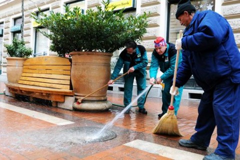 kozfoglalkoztatott(210x140).jpg (közfoglalkoztatott, utcaseprő, )