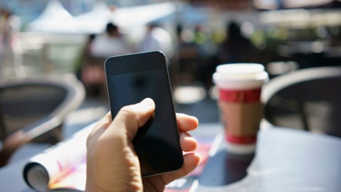 okostelefon, kávézó (okostelefon, kávézó, terasz, )