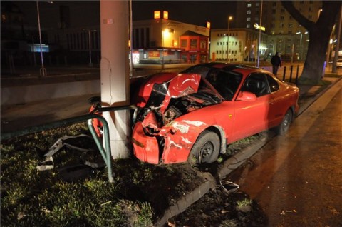 összetört autó (autó, összetört, karambol)