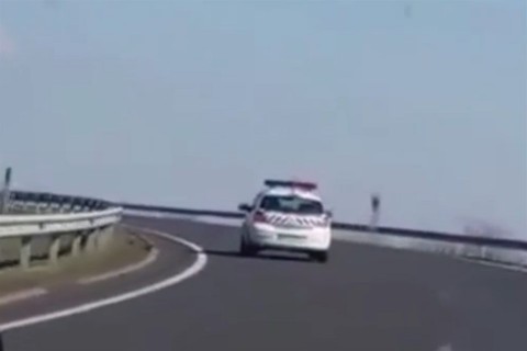 rendorauto-az-M3-ason(960x640).jpg (rendőrautó az M3-ason)