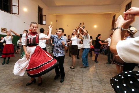 táncház (táncház, )