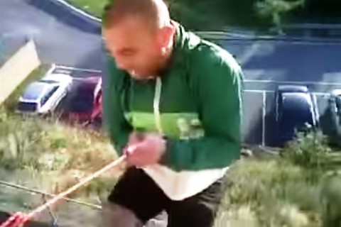 zuhanas-elott(960x640).jpg (erkély, részeg, kötél, )