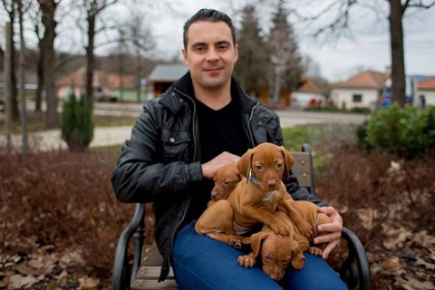 Vona-Gabor-es-a-kutyak(430x286).jpg (Vona Gábor és a kutyák)