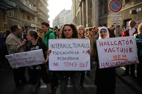 egyetemi tüntetés (egyetemi tüntetés)