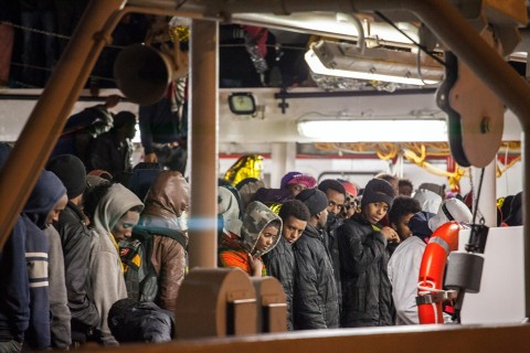 menekültek (menekültek)