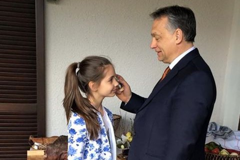 orbán locsolkodik (orbán viktor)