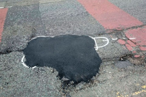 peniszes-katyu-1(960x640).jpg (kátyú, pénisz, graffiti, )