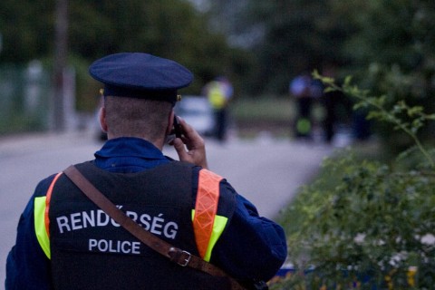rendőr telefonál (rendőr, telefonálás)