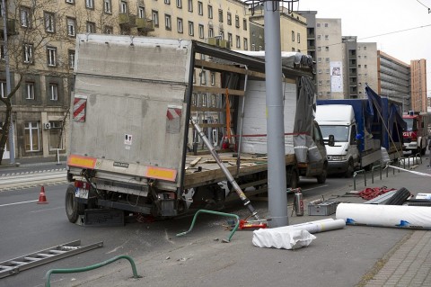 széllökés miatt sérült teherautó (teherautó, baleset)