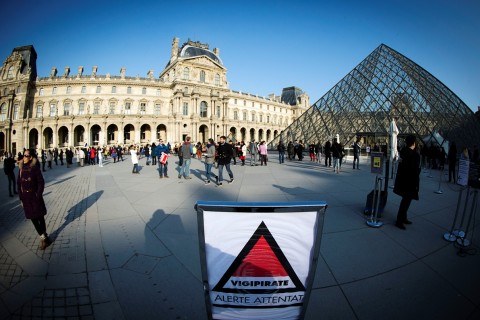 terrorkészültség párizsban (terrorkészültség, párizs, louvre, )