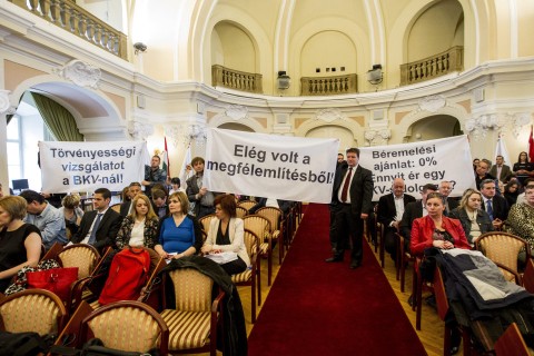 tüntetők a közgyűlésben (tüntetők)
