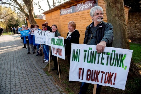 tüntetők tapolcán (tüntetés)