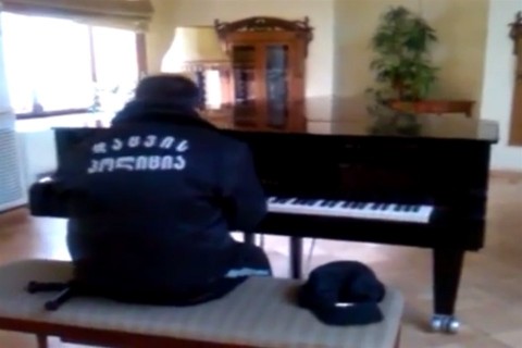 zongorista-teremor(960x640).jpg (zongora, biztonsági őr, )