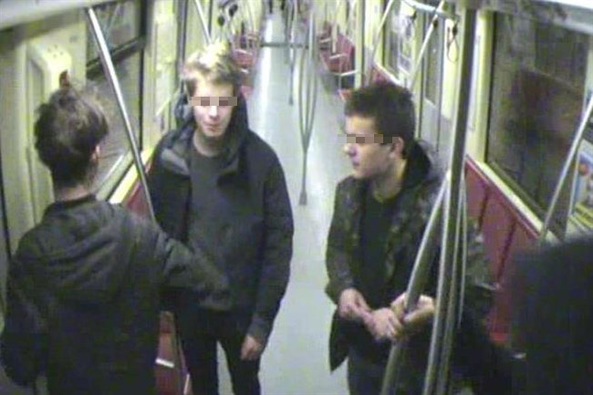 2-es metróban firkáló fiatalok (Array)