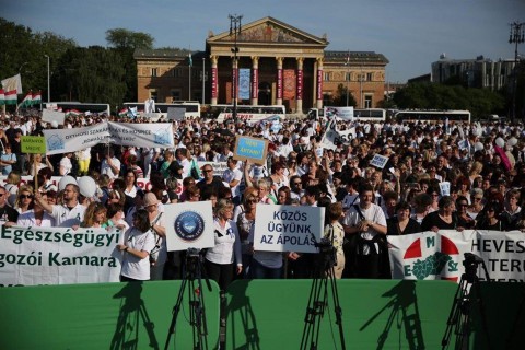 Egeszsegugyi-dolgozok-tuntetese(960x640).jpg (Array)