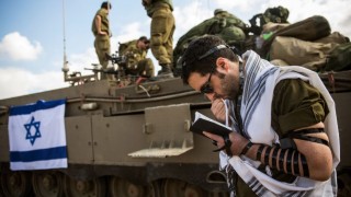 Izrael - tank és ima (Array)
