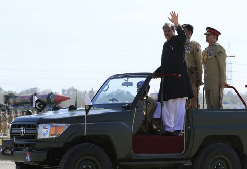 Mamnoon Pakisztán (Array)