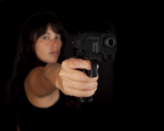 Nő pisztollyal (Array)