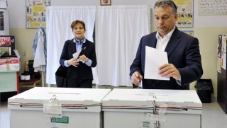 Normafa népszavazás Orbán és Lévai (Array)