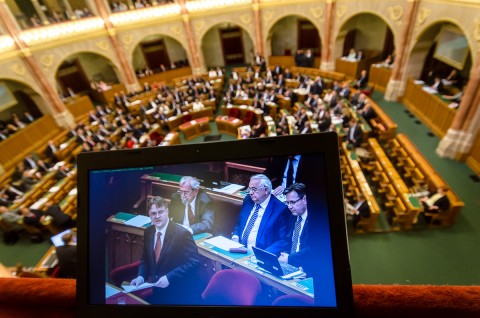 Parlament címlap (Array)