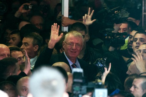 Vojislav Šešelj a belgrádi repülőtéren (Array)