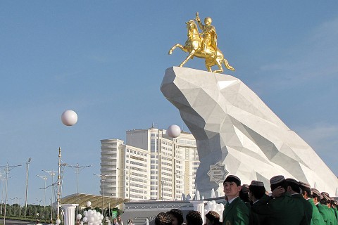 berdimuhamedov szobor (Array)