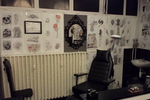 illegalis-tetovaloszalo(960x640).jpg (Array)